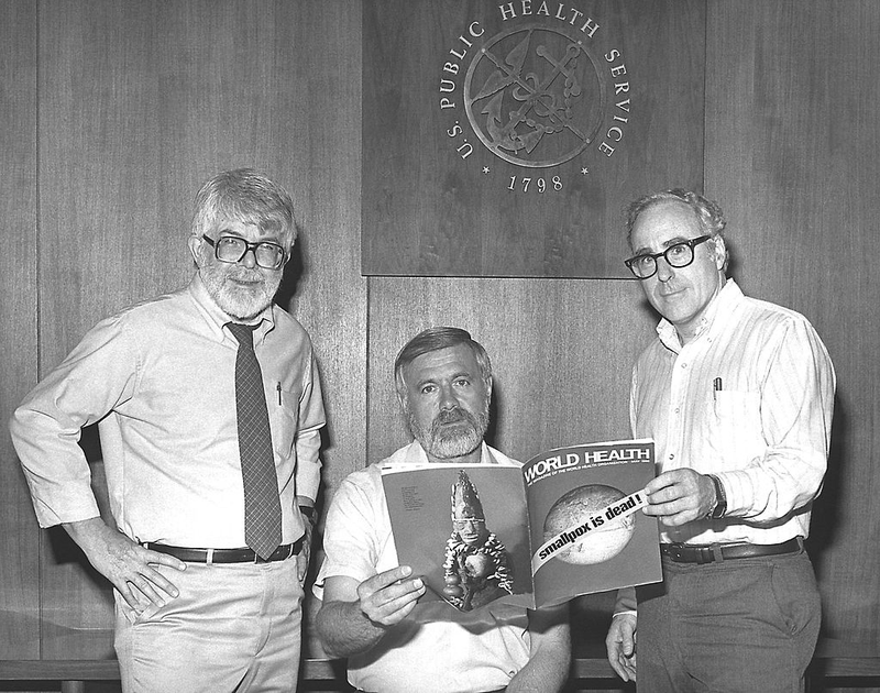 Los directores del Programa de Erradicación Mundial de la Viruela anuncian en 1980 el éxito de la campaña. Wikimedia Commons